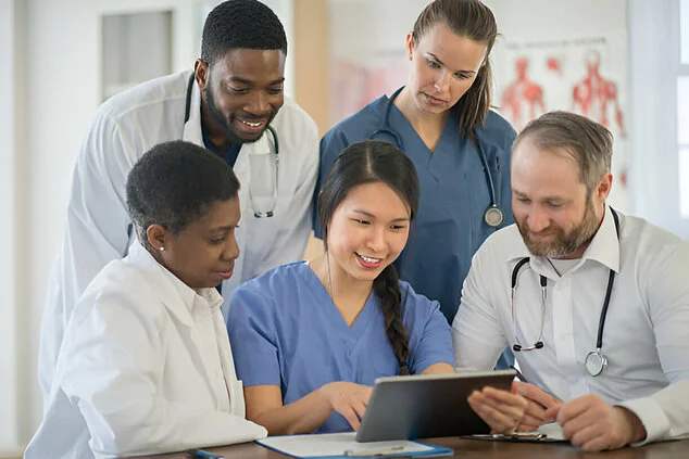 Doctores Viendo una tablet